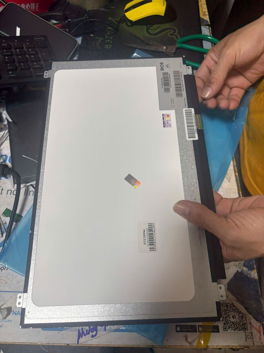 Tấm nền màn hình laptop mới trước khi lắp