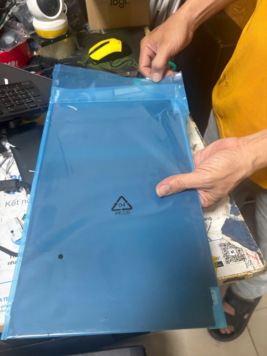 Màn hình laptop mới trong túi chống tĩnh điện