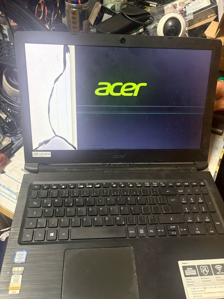 Màn hình laptop Acer Aspire 3 bị vỡ, hiện sọc ngang trước khi sửa
